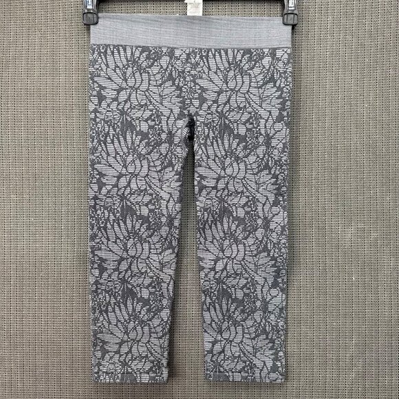 Fabletics Sebastian Womens Size S Gray Black Floral Mid-Calf Capri Leggings - Picture 1 of 11